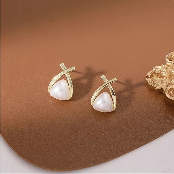 New! Pearl Gold Bow Stud Earrings - Picture 4 of 7